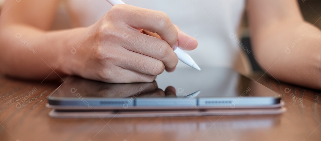 mulher usando tablet para mensagens sms, mão segurando lápis digitando celular touchscreen no café ou escritório moderno. estilo de vida, tecnologia, mídia social e conceito de rede