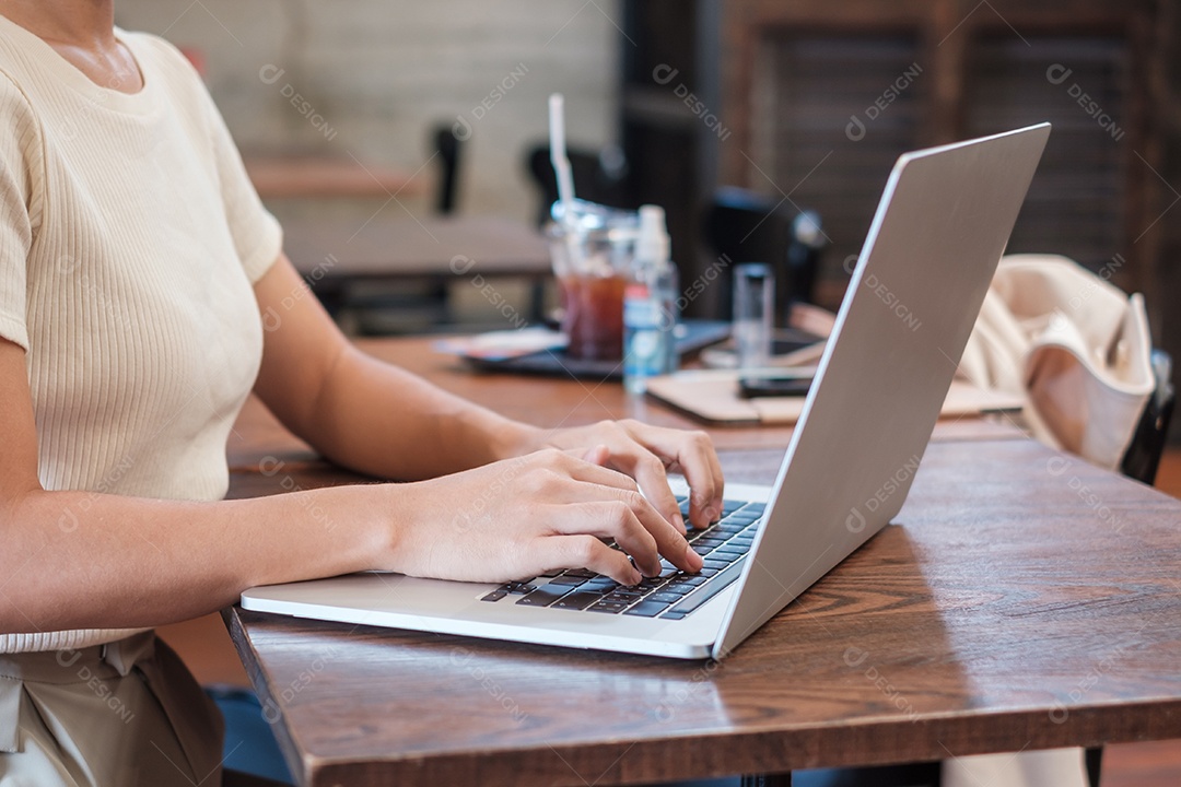 Mulher de negócios casual usando laptop, mulher freelance digitando notebook de computador de teclado no café ou escritório moderno. tecnologia, digital online e conceito de rede