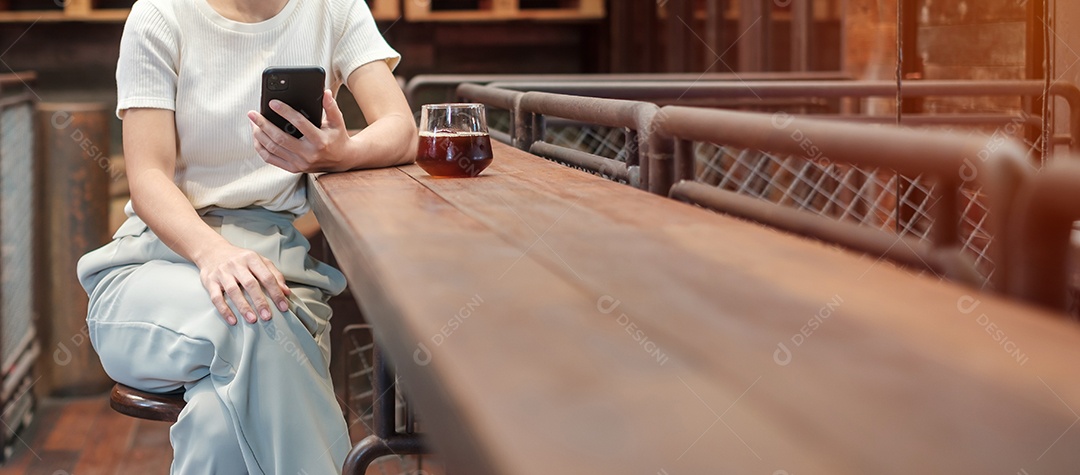 Mulher de negócios casual segurando e usando smartphone para mensagens sms, jovem digitando celular touchscreen no café ou escritório