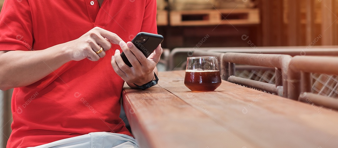 Empresário casual segurando e usando smartphone para mensagens sms, jovem digitando celular touchscreen no café ou escritório