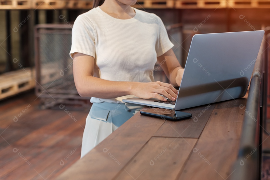 Mulher de negócios casual usando laptop, mulher freelance digitando notebook de computador de teclado no café ou escritório moderno. tecnologia, digital online e conceito de rede