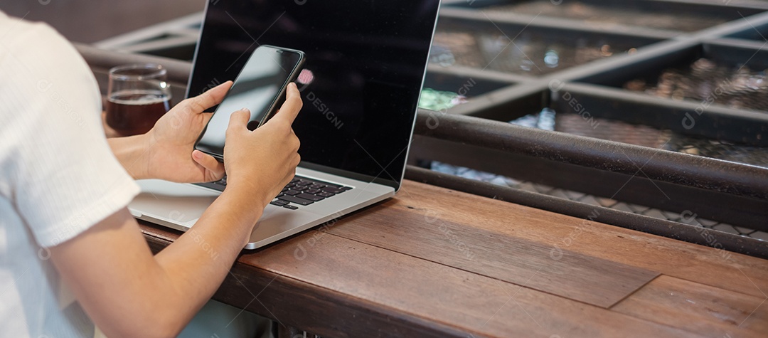 Mulher de negócios casual usando laptop, mulher freelance digitando notebook de computador de teclado no café ou escritório moderno. tecnologia, digital online e conceito de rede