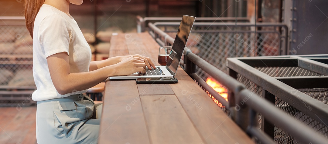 Mulher de negócios casual usando laptop, mulher freelance digitando notebook de computador de teclado no café ou escritório moderno. tecnologia, digital online e conceito de rede