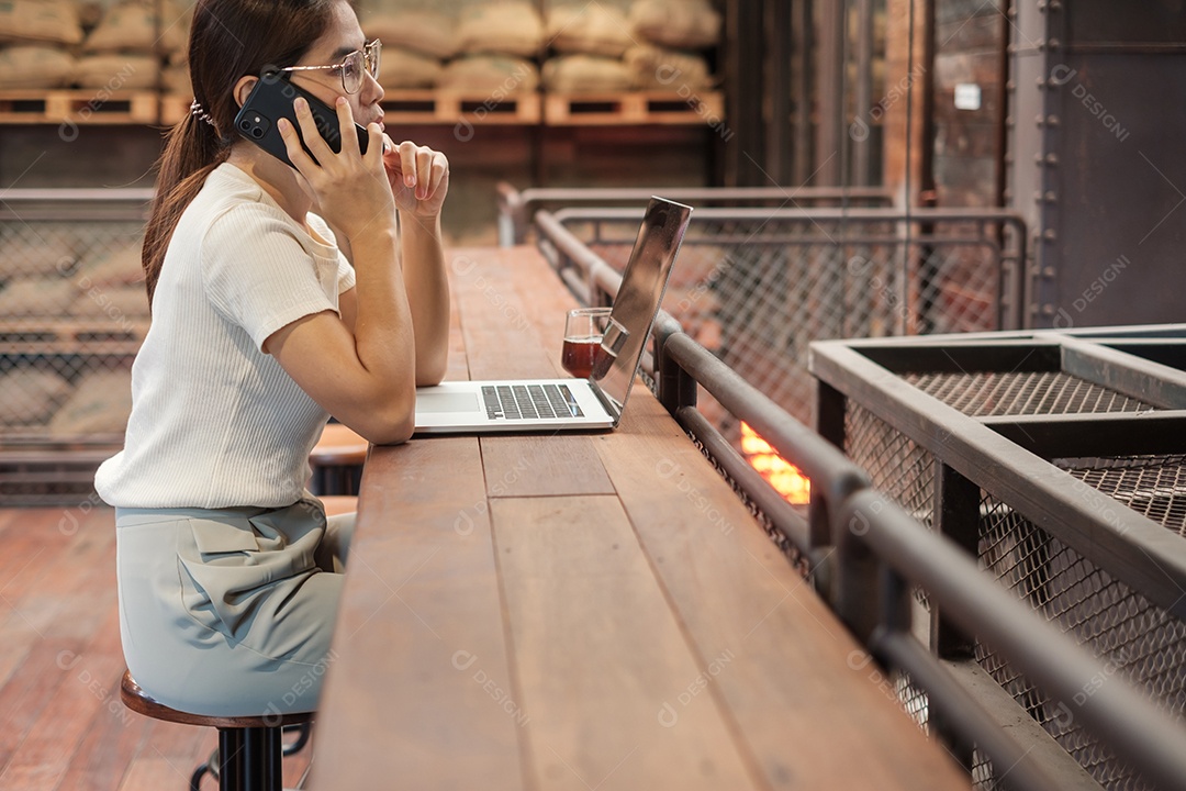 Mulher de negócios casual usando laptop, mulher freelance digitando notebook de computador de teclado no café ou escritório moderno. tecnologia, digital online e conceito de rede