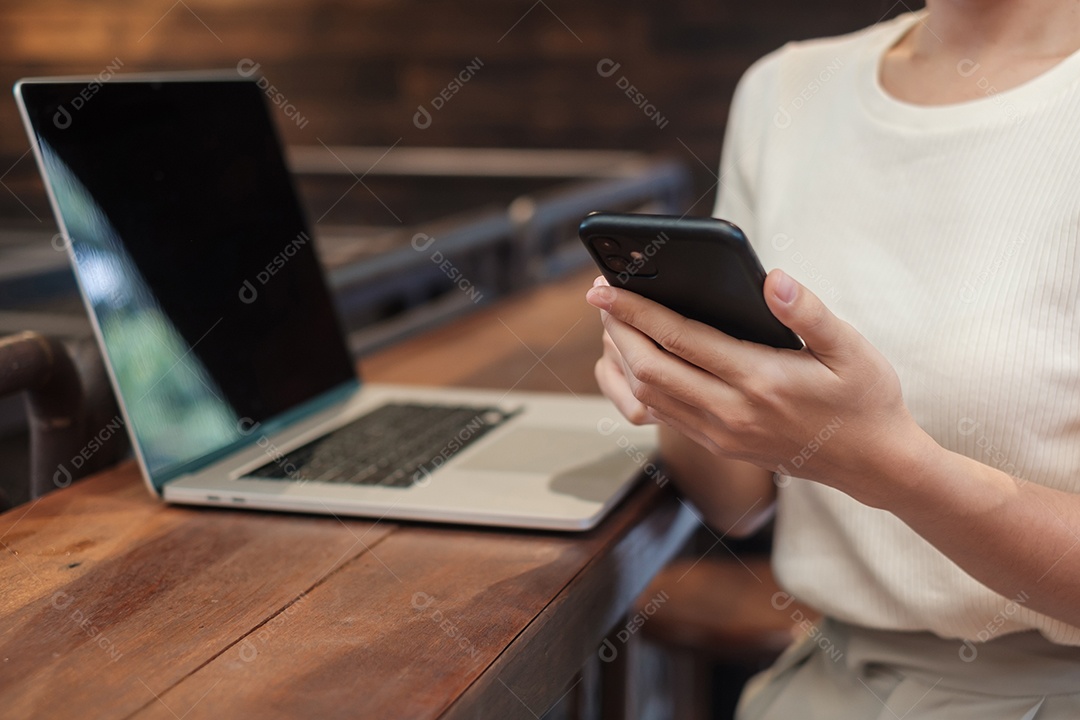 Mulher de negócios casual usando laptop, mulher freelance digitando notebook de computador de teclado no café ou escritório moderno. tecnologia, digital online e conceito de rede