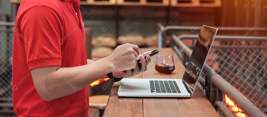 Empresário casual usando smartphone e laptop, homem freelance digitando notebook computador teclado no café ou escritório moderno. tecnologia, digital online e conceito de rede