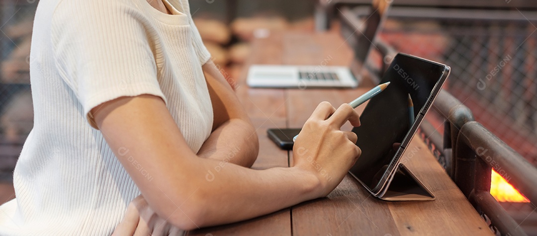 mulher usando tablet para mensagens sms, mão segurando lápis digitando celular touchscreen no café ou escritório moderno. estilo de vida, tecnologia, mídia social e conceito de rede