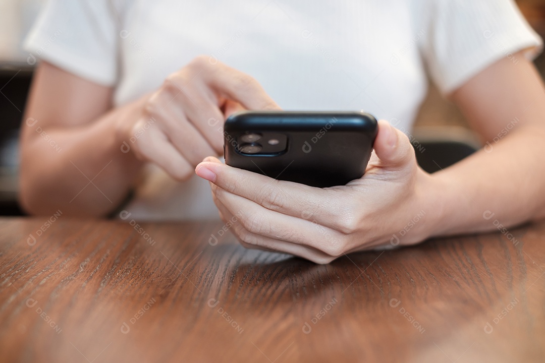 Mulher de negócios casual segurando e usando smartphone para mensagens sms, jovem digitando celular touchscreen no café ou escritório moderno. estilo de vida, tecnologia, mídia social e conceito de rede