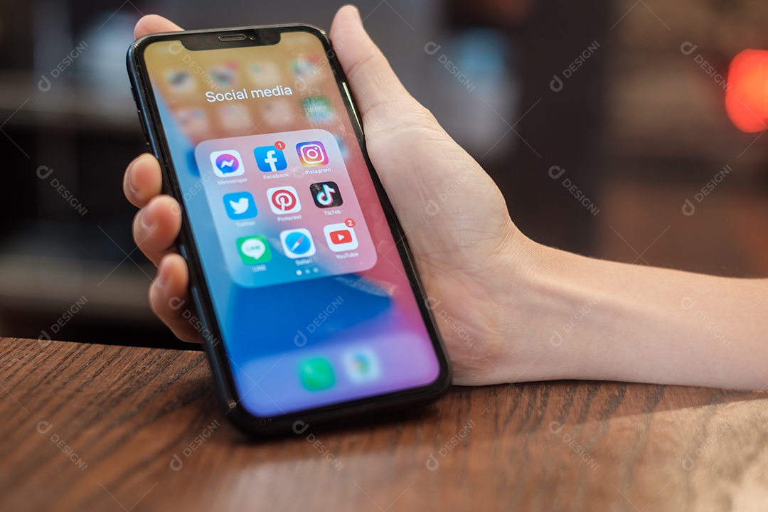 Bangkok, Tailândia mão usando Iphone com aplicativos de mídia social