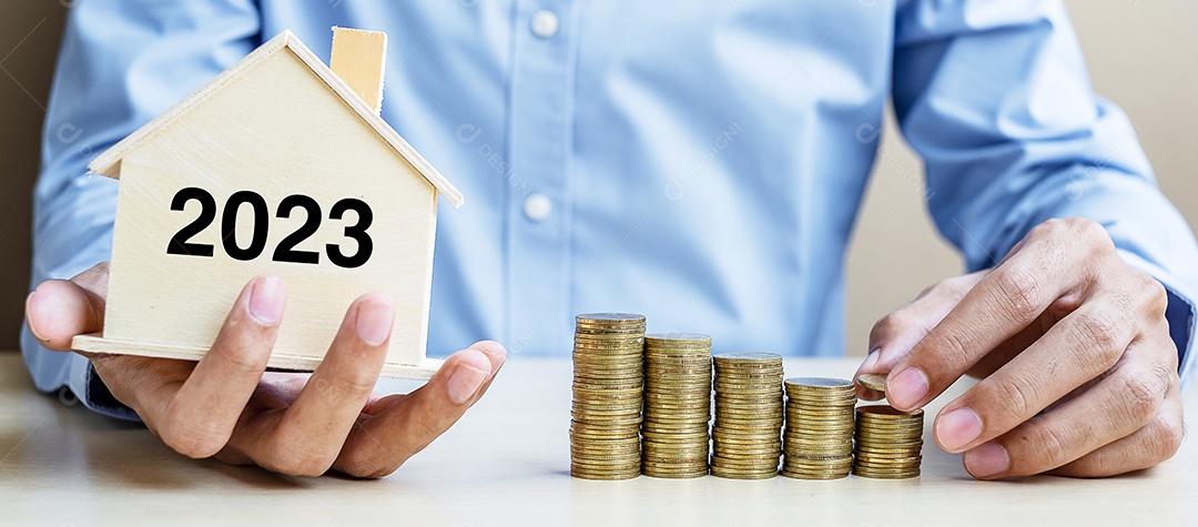 Mão de homem de negócios colocando moedas de ouro nas escadas de dinheiro crescentes com casa de madeira de 2023