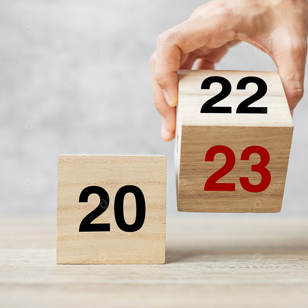 mão lançando o texto do bloco 2022 a 2023 na mesa. Resolução, estratégia, plano, objetivo, motivação, reinicialização, negócios e conceitos de férias de ano novo