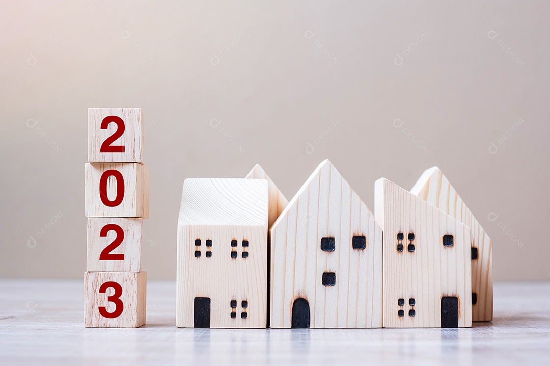 2023 feliz ano novo com modelo de casa no fundo de madeira da mesa. Conceitos bancários, imobiliários, de investimento, financeiros, de poupança e de resolução de ano novo