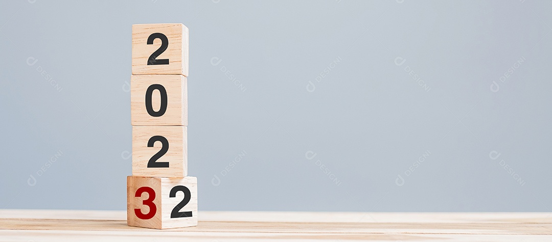 bloco invertendo o texto de 2022 para 2023 na mesa. Resolução, estratégia, plano, objetivo, motivação, reinicialização, negócios e conceitos de férias de ano novo