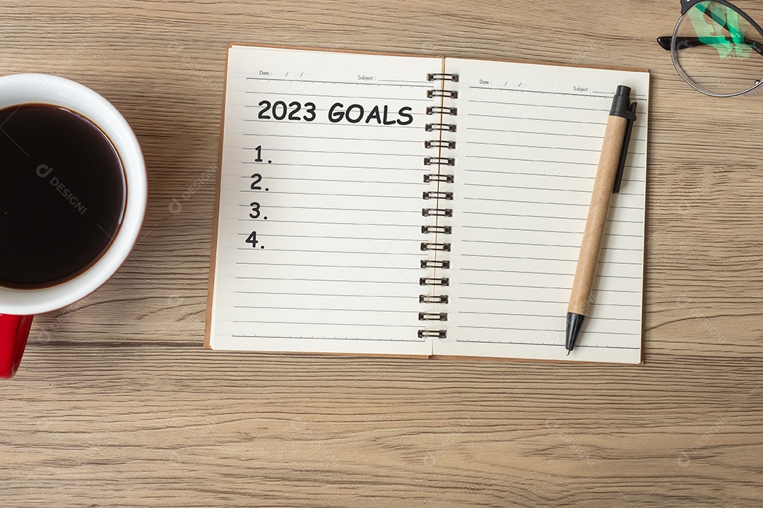 2023 GOAL com notebook, xícara de café preto e caneta na mesa de madeira, vista superior feliz ano novo, resolução, lista de tarefas, conceito de estratégia e plano