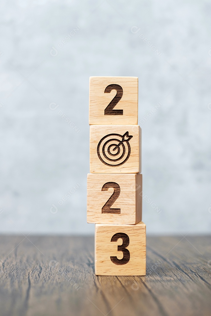 Bloco de madeira 2023 com crescimento de negócios, sucesso, estratégia, alvo, missão, ação, objetivo, trabalho em equipe, plano, ideia e conceito de início de ano novo