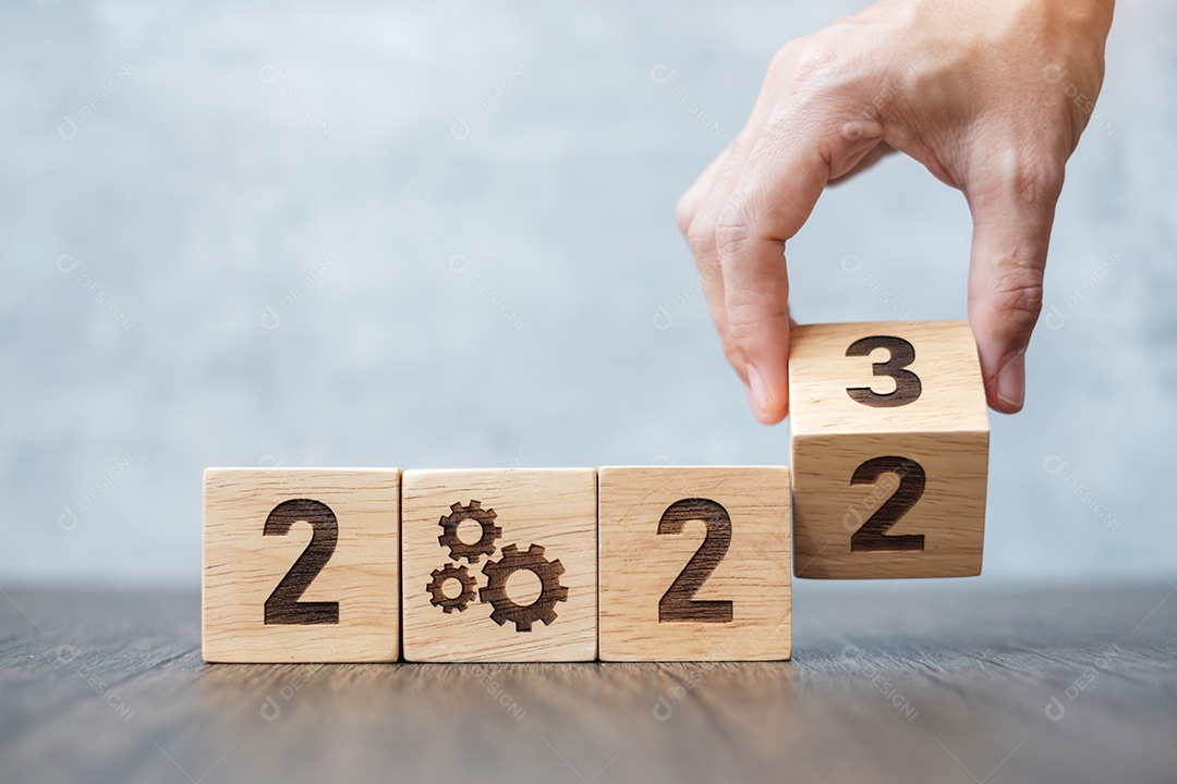 mão flip bloco 2022 a 2023 com ícone de engrenagem. Processo de negócios, equipe, trabalho em equipe, objetivo, alvo, resolução, estratégia, plano, ação, motivação, mudança, brainstorm e conceitos de início de ano novo