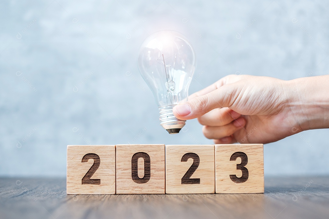 Bloco 2023 com lâmpada. Ideia de negócio, criativo, pensamento, brainstorm, objetivo, resolução, estratégia, plano, ação, mudança e conceitos de início de ano novo