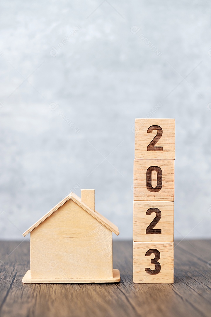 Bloco 2023 com modelo de casa. imobiliário, empréstimo à habitação, fiscal, investimento, financeiro, poupança e conceitos de resolução de ano novo