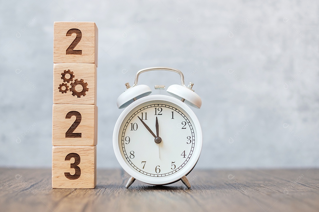 Feliz ano novo com despertador vintage e bloco 2023 com ícone de engrenagem. Novo começo, processo de negócios, equipe