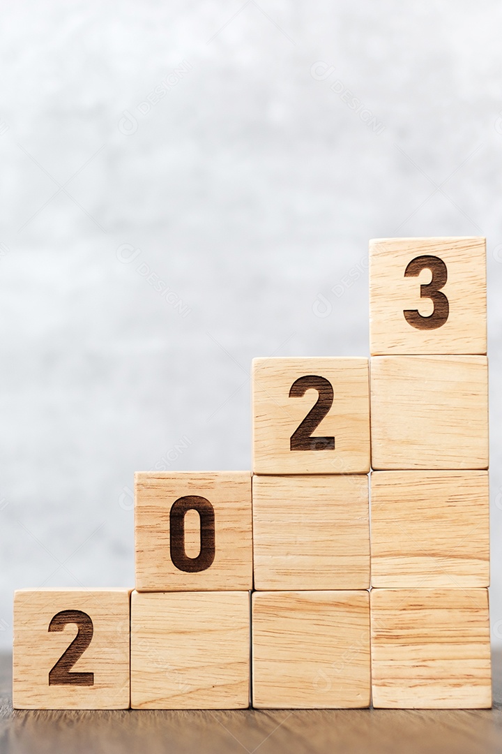 Bloco de madeira 2023 com objetivo de negócios, sucesso, estratégia, alvo, missão, ação, crescimento, trabalho em equipe, plano, ideia e conceito de início de ano novo