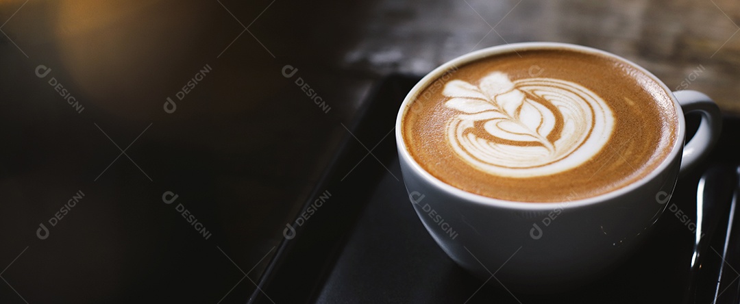 Close-up de café com leite quente no café