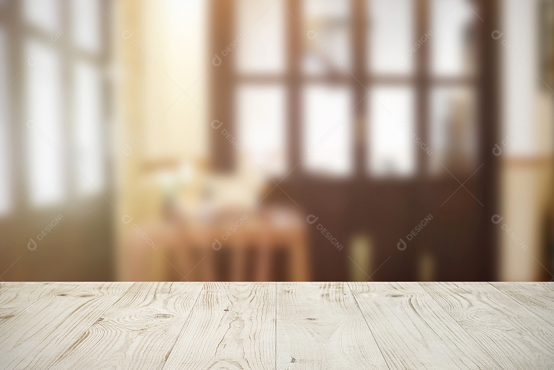 Tampo da mesa de madeira vazio no resumo desfocado de café ou restaurante