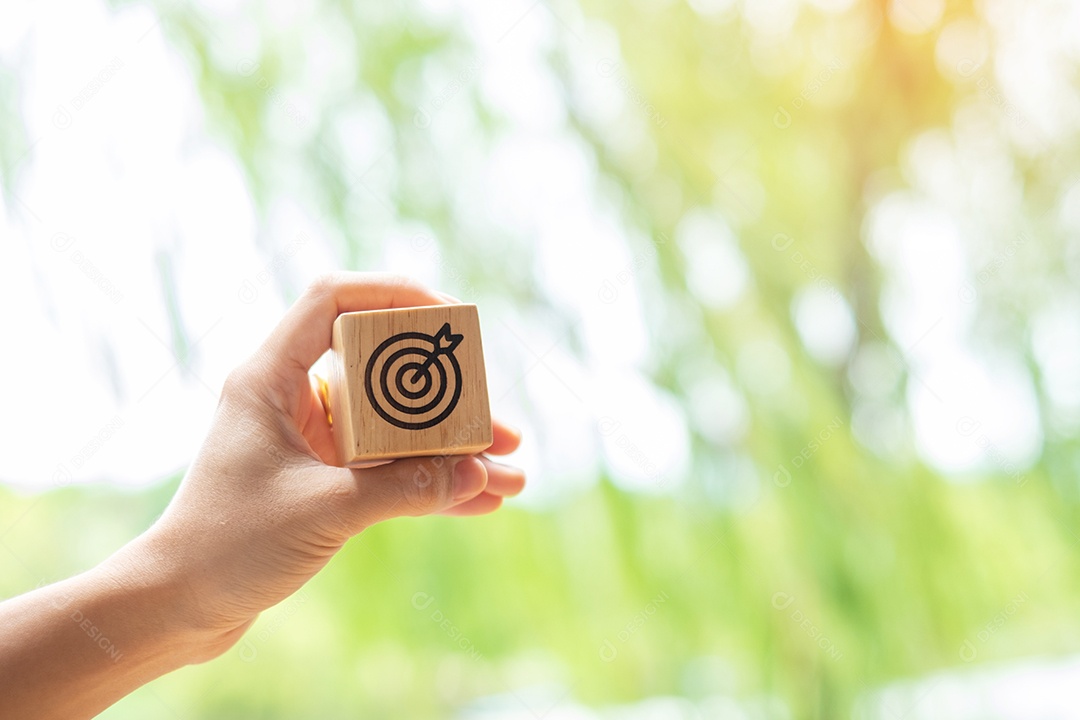 mão segure o bloco de dardos com objetivo de negócios, estratégia, alvo, missão, ação, objetivo, objetivo e conceito de sucesso