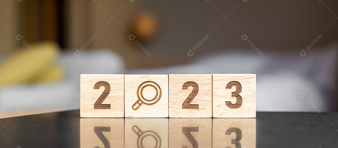 mão flip bloco 2022 a 2023 com sinal de alvo. Objetivo de negócios, alvo, resolução, estratégia, plano, motivação de ação, mudança, pensamento, contagem regressiva e conceitos de início de ano novo