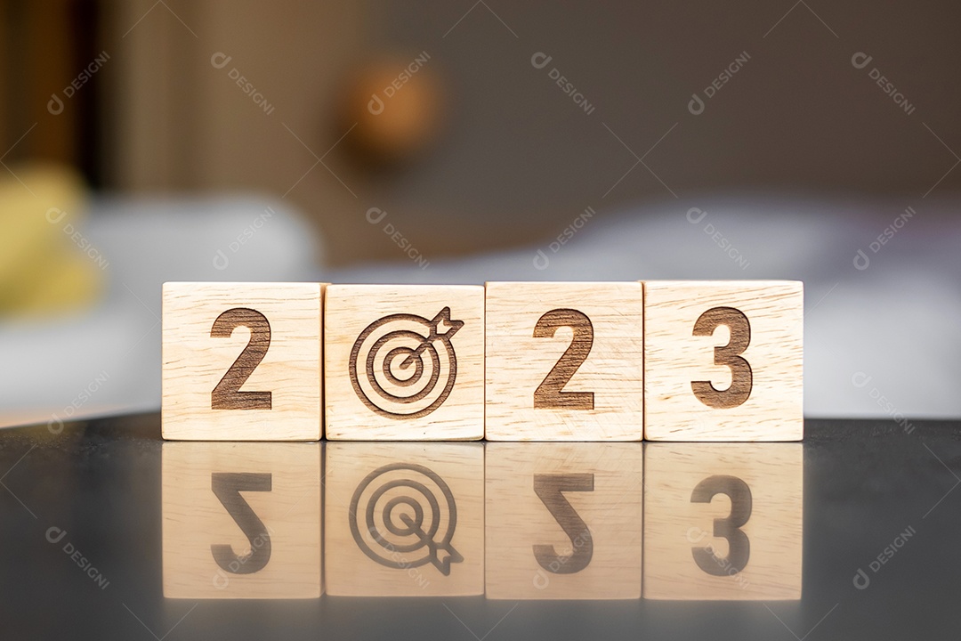 mão flip bloco 2022 a 2023 com sinal de alvo. Objetivo de negócios, alvo, resolução, estratégia, plano, motivação de ação, mudança, pensamento, contagem regressiva e conceitos de início de ano novo