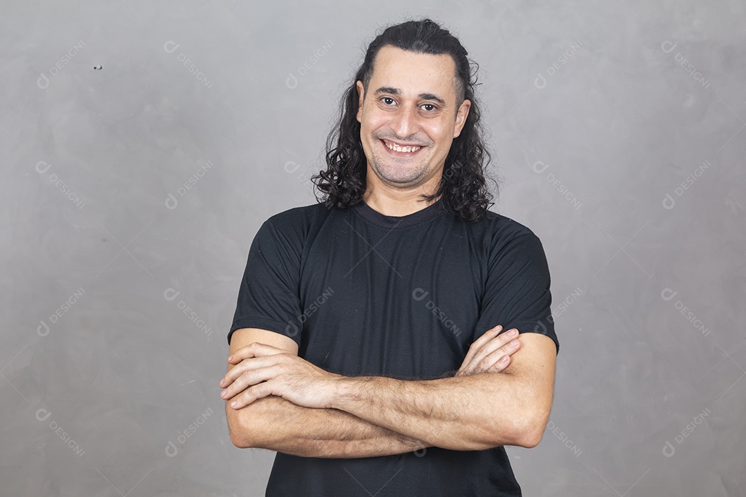 Homem jovem garoto sorridente braços cruzados sobre fundo isolado cinza