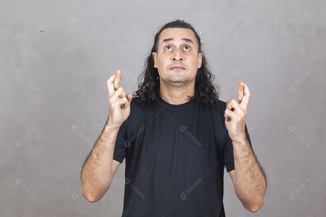 Homem jovem garoto sorridente gestos dedos cruzados sorte sobre fundo isolado cinza