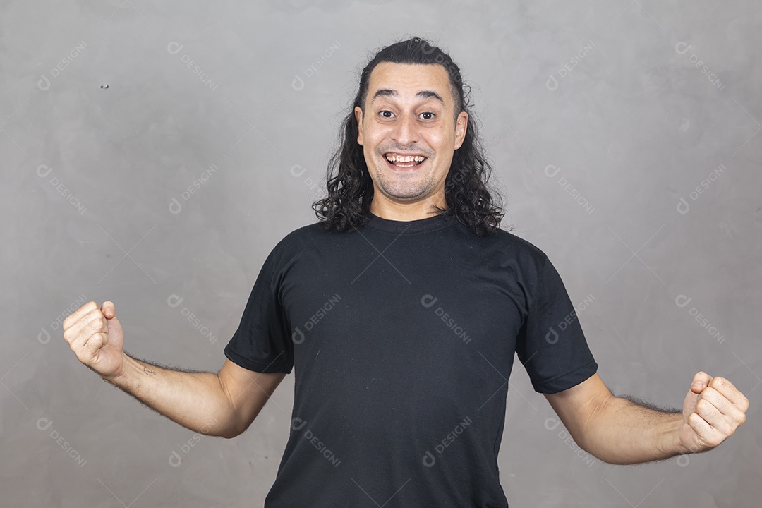 Homem jovem garoto sorridente sobre fundo isolado cinza