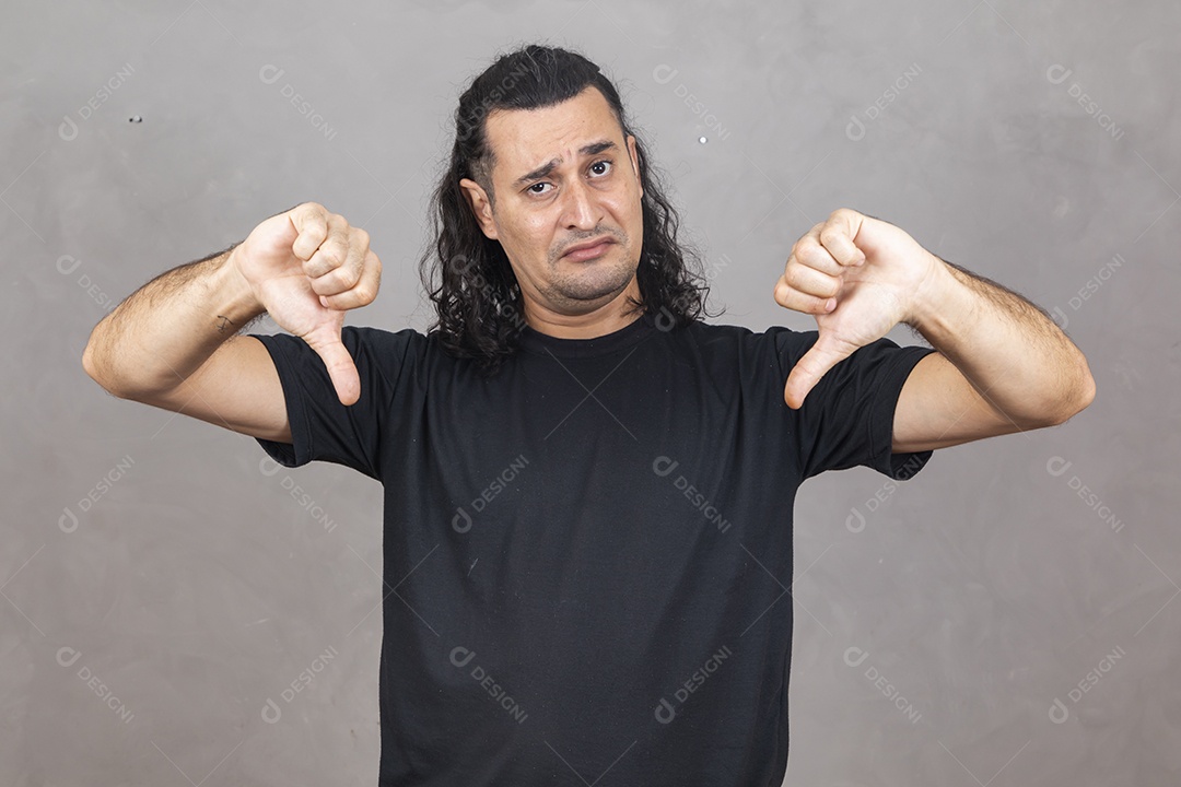 Homem jovem garoto dedos polegares para baixo sorridente sobre fundo isolado cinza