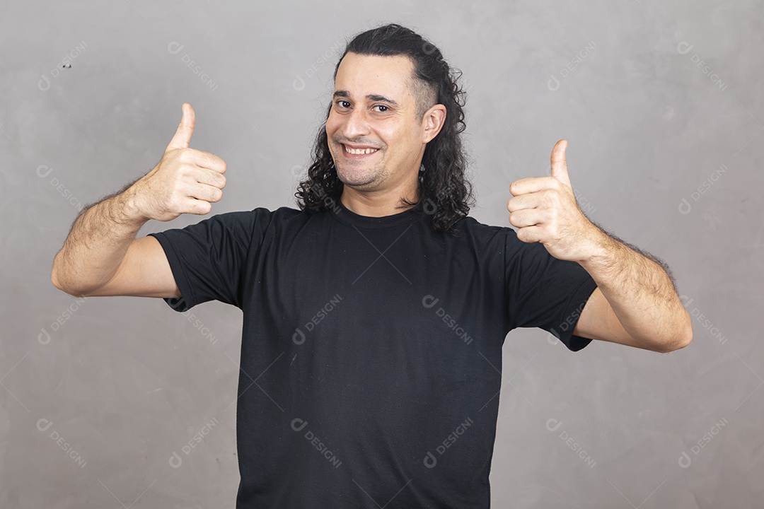 Homem jovem garoto dedos polegares para cima sorridente sobre fundo isolado cinza