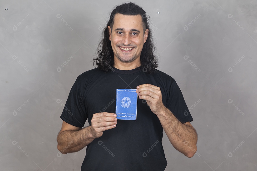 Homem jovem garoto sorridente segurando carteira de trabalho sobre fundo isolado cinza