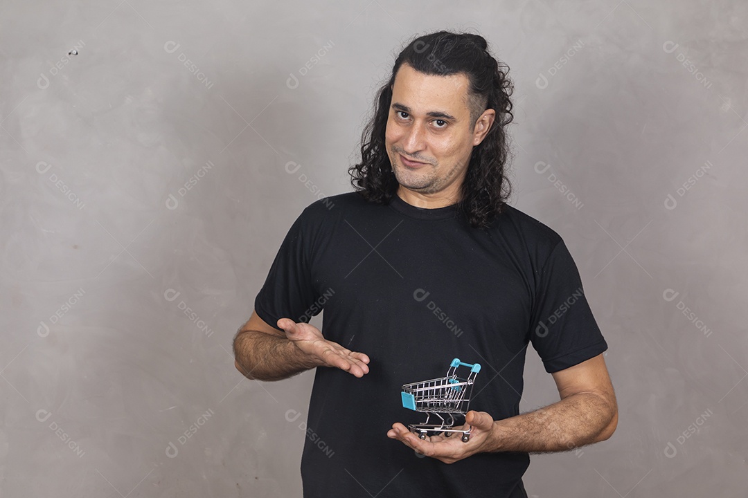 Homem jovem segurando carteira de trabalho