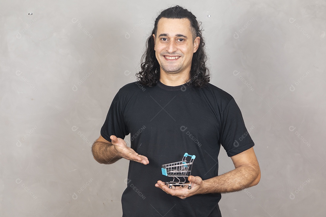 Homem jovem segurando carteira de trabalho