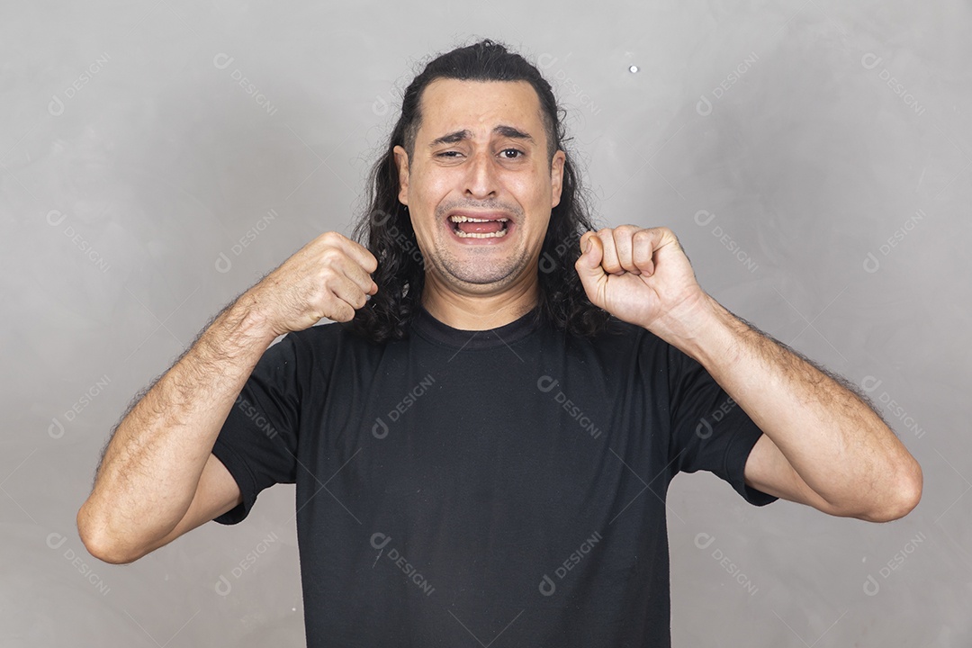 Homem jovem garoto sorridente sobre fundo isolado cinza