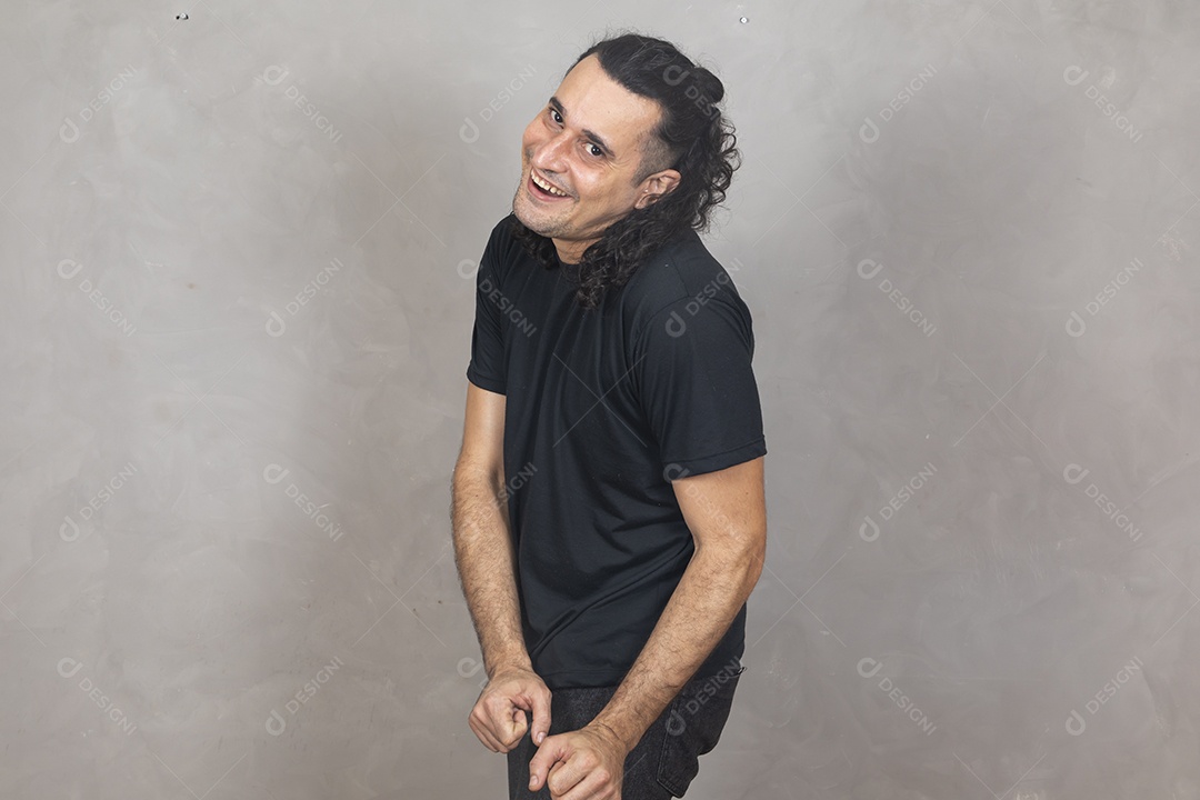 Homem jovem garoto sorridente sobre fundo isolado cinza