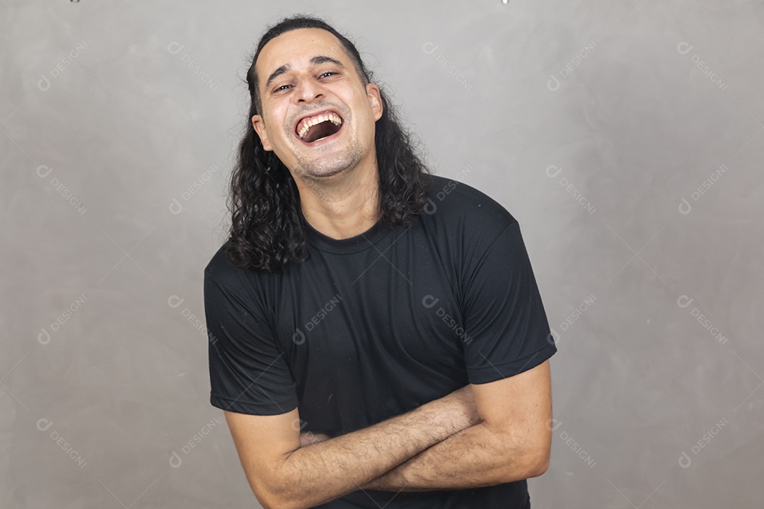 Homem jovem garoto sorridente sobre fundo isolado cinza