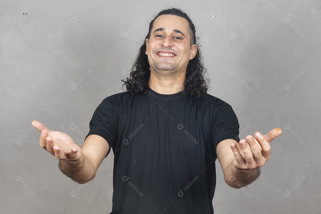 Homem jovem garoto sorridente sobre fundo isolado cinza