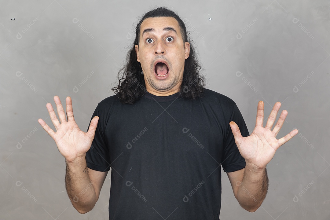 Homem jovem garoto sorridente expressão impressionado sobre fundo isolado cinza