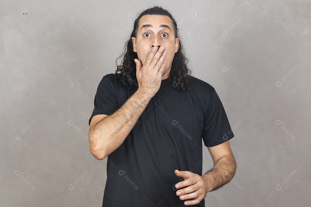 Homem jovem garoto sorridente expressão impressionado sobre fundo isolado cinza