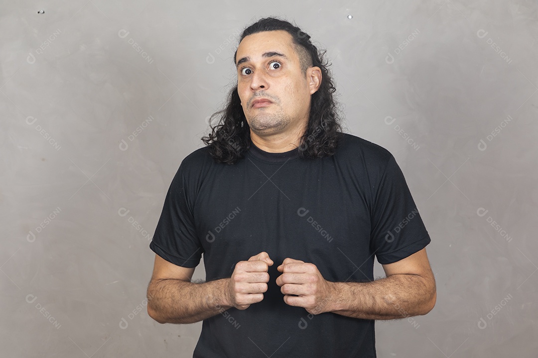 Homem jovem garoto sorridente expressão assustado sobre fundo isolado cinza