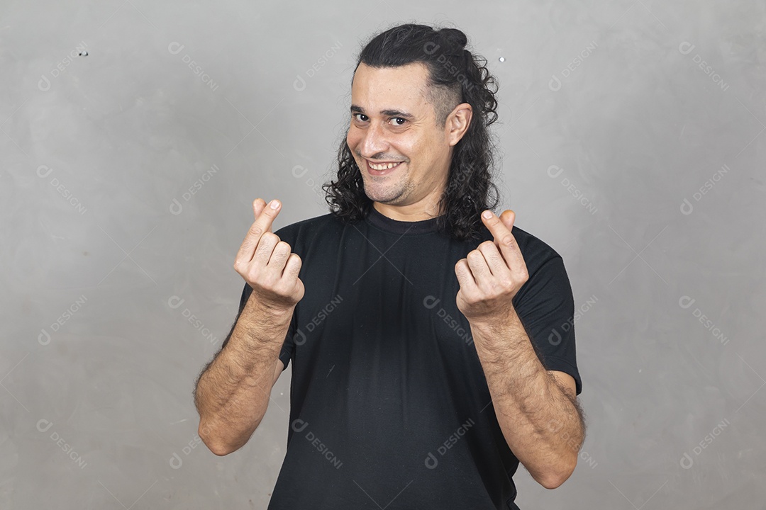 Homem jovem garoto sorridente sobre fundo isolado cinza