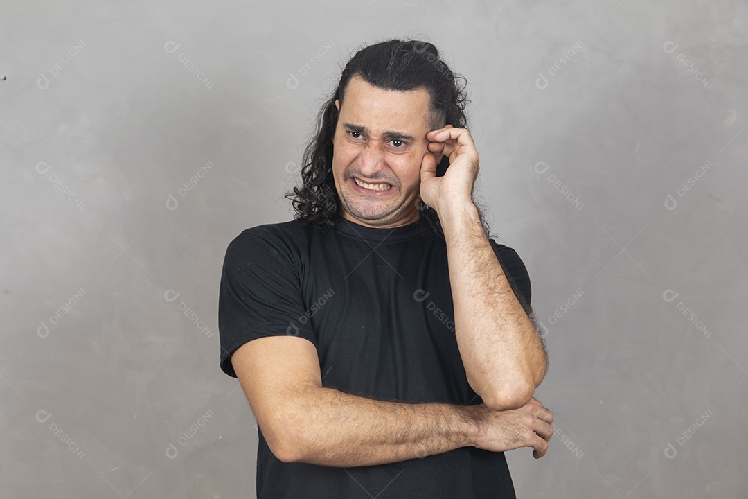 Homem jovem cabelos longos garoto sobre fundo isolado cinza