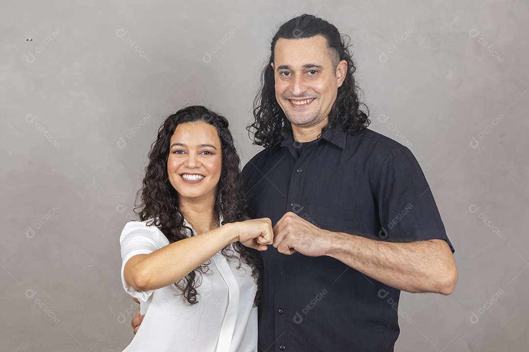 Casal apaixonados sobre fundo isolado cinza