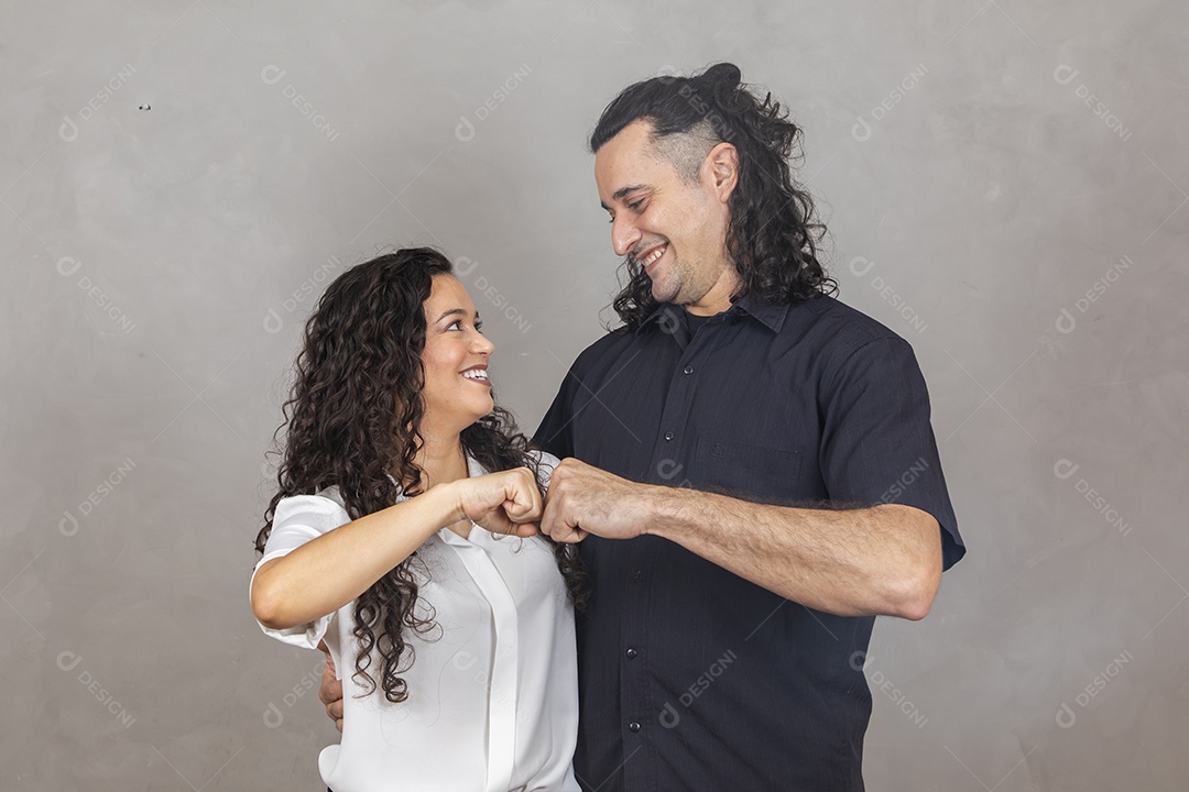 Casal apaixonados sobre fundo isolado cinza