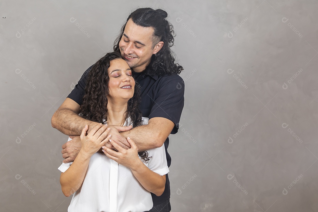 Casal apaixonados sobre fundo isolado cinza