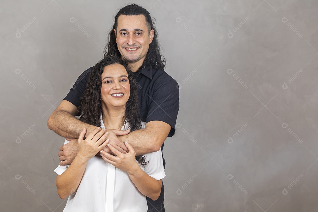 Casal apaixonados sobre fundo isolado cinza